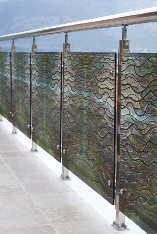 Pagar dengan panel kaca etching